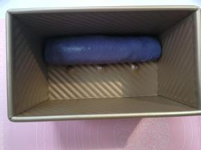 卷起后收口朝下，靠边放入吐司盒的一侧