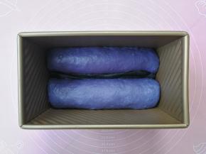 卷起后收口朝下，沿着黑色面团放入吐司盒内，这样整形就完成了，接下来的星空会是什么样就让发酵来决定吧～