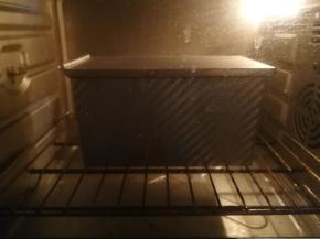 烤箱180度预热5分钟后，将二发完成的吐司盒盖上盖子，放入烤箱下层烘烤，上下火175度45分钟左右