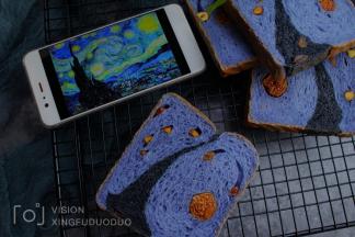 烘烤完成后立即倒出，放在晾凉架上晾凉，凉至手温后切片～切出来的每一片都不一样哦～