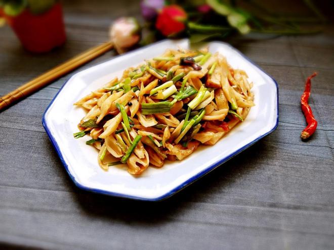 蒜苗炒藕丝