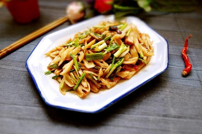蒜苗炒藕丝