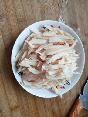 莲藕切成丝