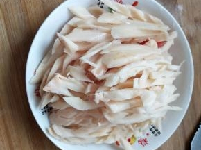 莲藕切成丝