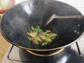 热锅入油放入作料炒香