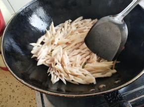 加入莲藕翻炒