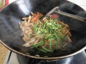 加入蒜苗翻炒