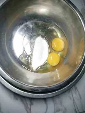 1、将鸡蛋和白砂糖混合