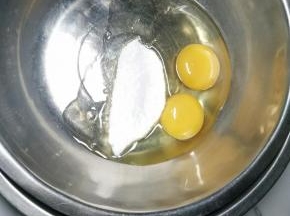 1、将鸡蛋和白砂糖混合