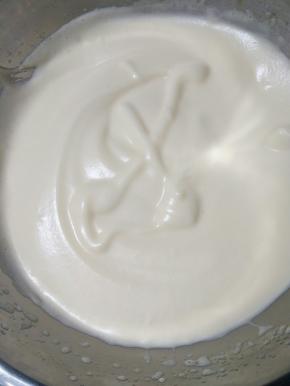 3、隔热水打发，化“8”字保持几秒不消失。