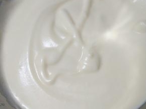 3、隔热水打发，化“8”字保持几秒不消失。