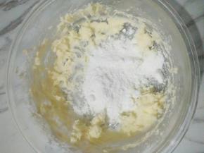 软化的黄油打散，加入糖粉打至颜色发白。