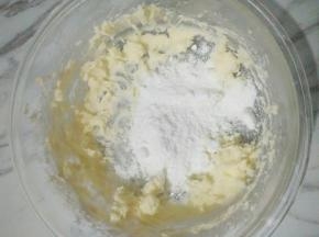 软化的黄油打散，加入糖粉打至颜色发白。