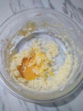 分次加入蛋液，每次添加都要等到混合以后，再添加下一次。