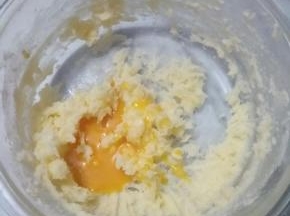 分次加入蛋液，每次添加都要等到混合以后，再添加下一次。