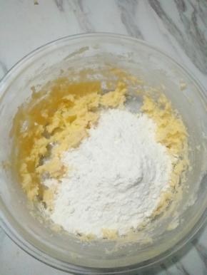 加入过筛的低筋面粉，用刮刀拌匀。