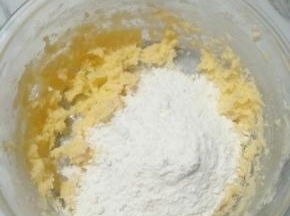 加入过筛的低筋面粉，用刮刀拌匀。