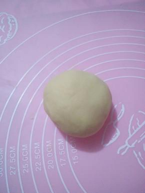 轻捏成团，包保鲜膜放置冰箱冷藏30分钟。