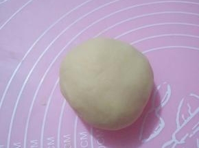 轻捏成团，包保鲜膜放置冰箱冷藏30分钟。