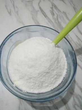 再加入糖粉和椰蓉拌匀。