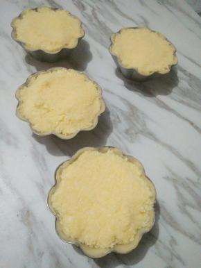 将椰蓉馅料放入塔皮9分满，依次做好放入烤盘即可。烤箱预热上火180度，下火190度10分钟，放入椰蓉塔烤制20-25分钟。