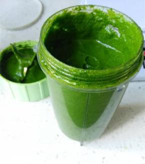 取适量菠菜洗干净，切段，加适量水，放搅拌机搅碎