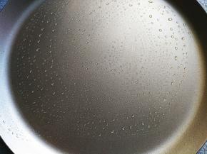 不粘锅事先刷油