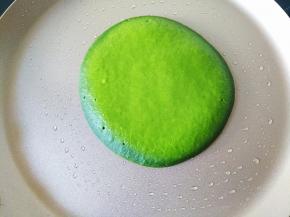 开小火煎至周围一圈颜色变深