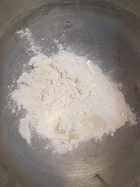 先把除橄榄油外的所有饼底材料放入面桶内，先低速拌匀，然后转中速搅拌10分钟。