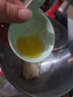 然后加入橄榄油继续搅拌10分钟。