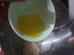 然后加入橄榄油继续搅拌10分钟。