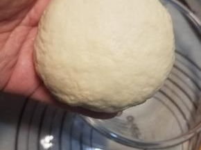 取出面团整圆。