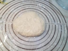 取出面团揉压排气，用保鲜膜盖住继续醒面10分钟。