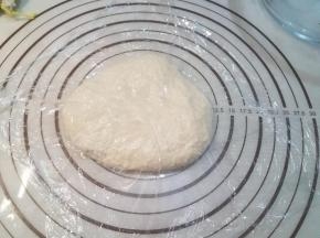 取出面团揉压排气，用保鲜膜盖住继续醒面10分钟。