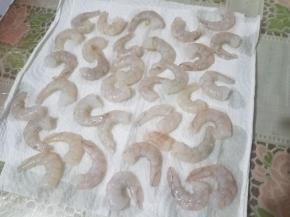 这个时候准备食材，虾仁洗净用厨房纸提前吸干水分。