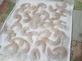 这个时候准备食材，虾仁洗净用厨房纸提前吸干水分。