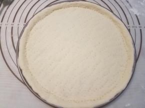 用叉子在披萨面胚上扎小洞。