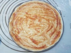 然后在饼面刷一层番茄酱。