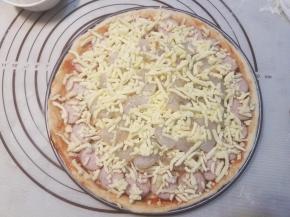 然后铺上金针菇，淋上千岛酱，再在表面铺上虾仁，再次铺上一层马苏里拉芝士碎。