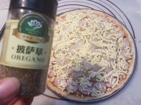 最后撒上披萨草。