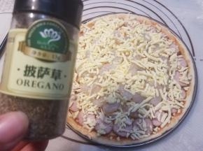 最后撒上披萨草。