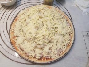 如果有芝士粉的话，可以再撒上一层芝士粉，用芝士粉铺满空隙处。