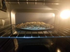 送进预热好的烤箱，上下火180度，中层烤20分钟左右。