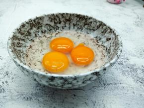 鸡蛋3个，磕入碗里