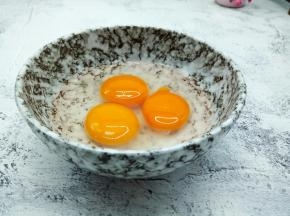 鸡蛋3个，磕入碗里