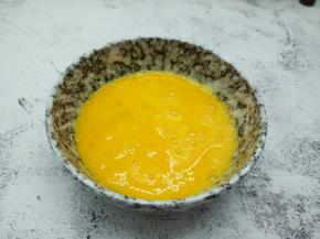 加一点料酒，用筷子顺时针打散鸡蛋