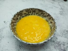 加一点料酒，用筷子顺时针打散鸡蛋