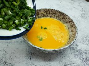 鸡蛋液中加入沙葱细末