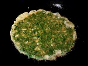 热锅倒油，油热倒入鸡蛋液，开大火
