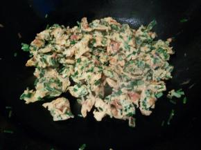 等鸡蛋液差不多凝固的时候，用筷子划散鸡蛋也，成小块状即可